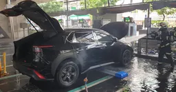 新生高架下火警！電動車充電中突竄煙燒損電池